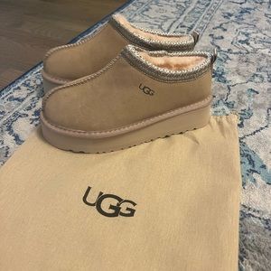 Beige platform uggs